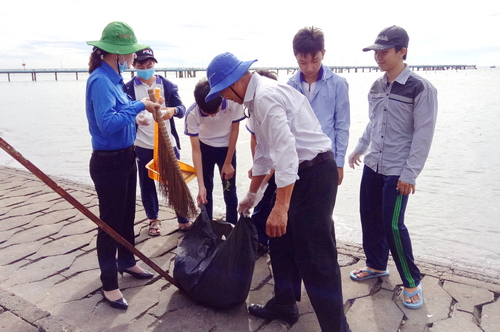 Ra quân thực hiện vệ sinh, làm sạch bờ biển Tân Thành